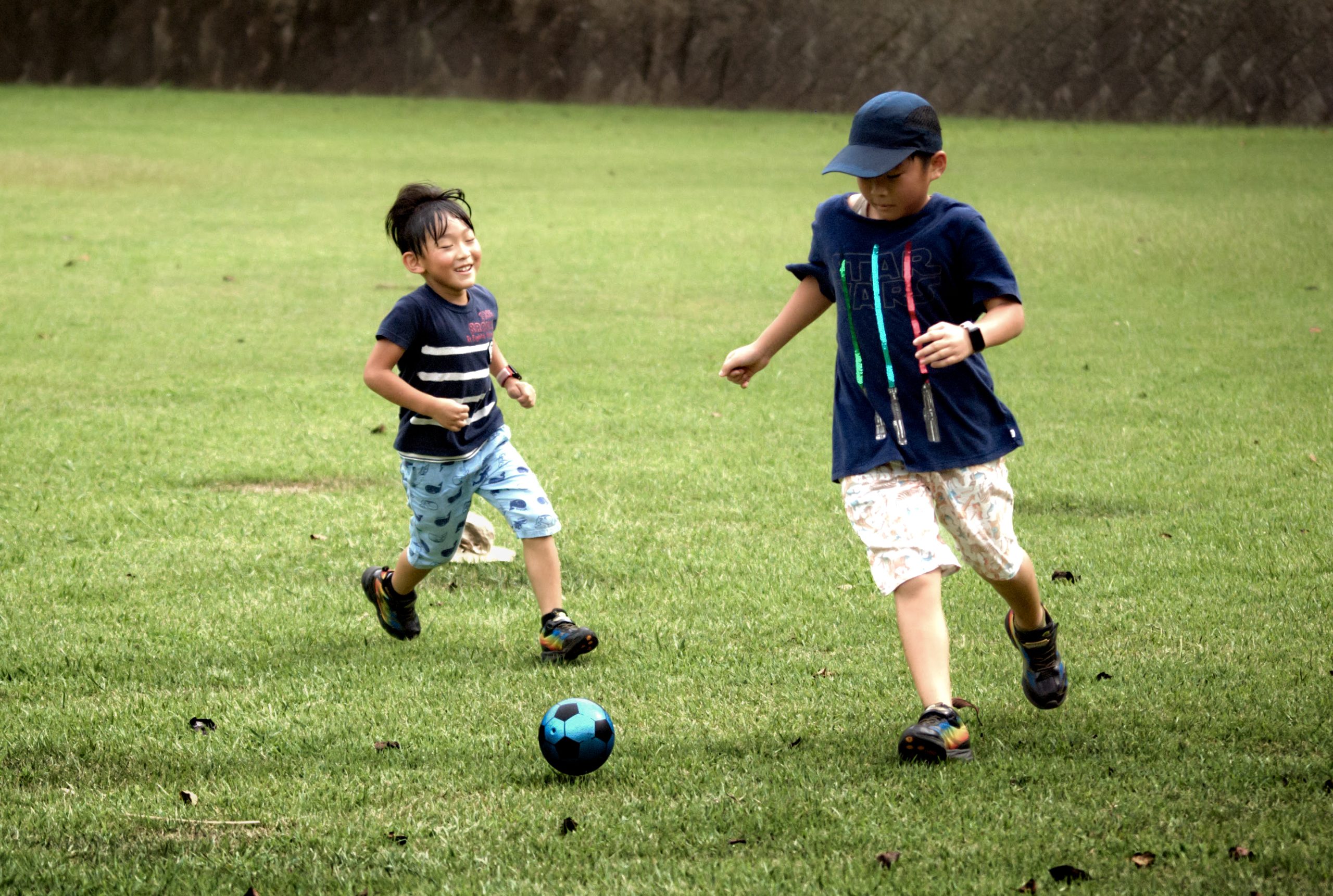 楽しく遊ぶ子供
